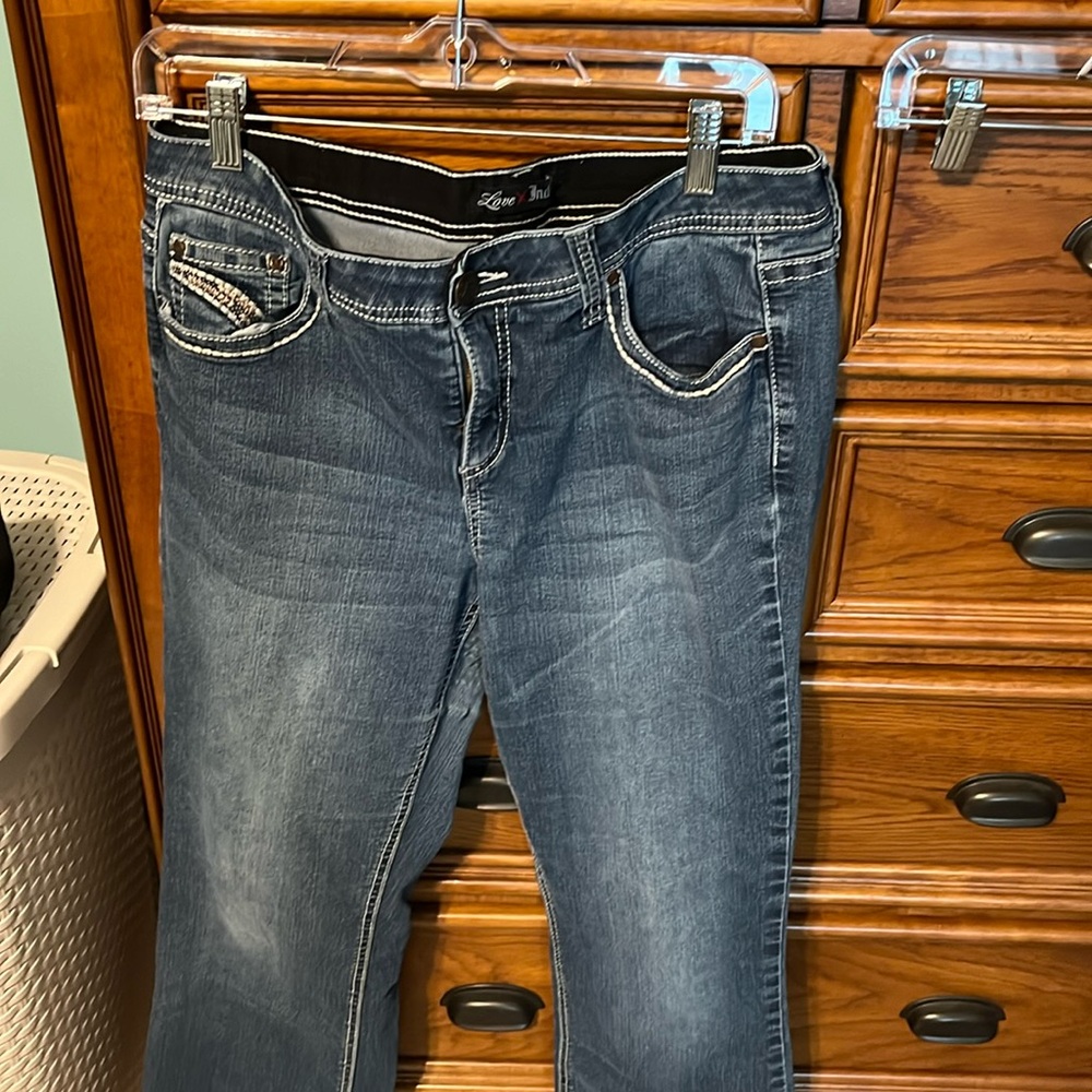Women’s jeans. Waist 17”, Inseam 29”.
